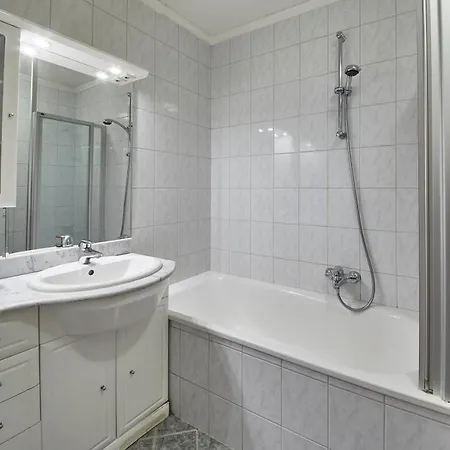 Midtown Apartment *